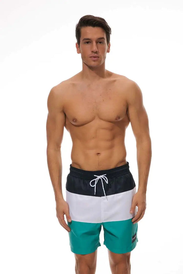 Detail van sneldrogende stof heren boardshorts met UV-bescherming; comfortabele zwemkleding.