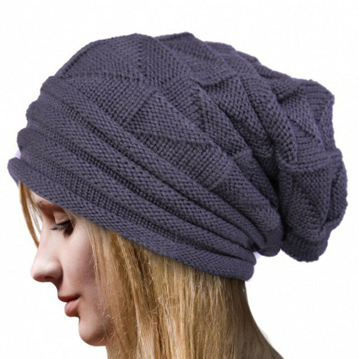 Warme dames wintermuts van gebreid materiaal, ideaal voor buitenactiviteiten.