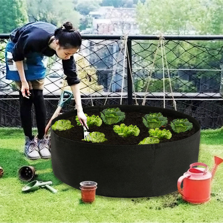 Compacte moestuinbak van vilt, perfect voor het kweken van groenten en kruiden op balkon.