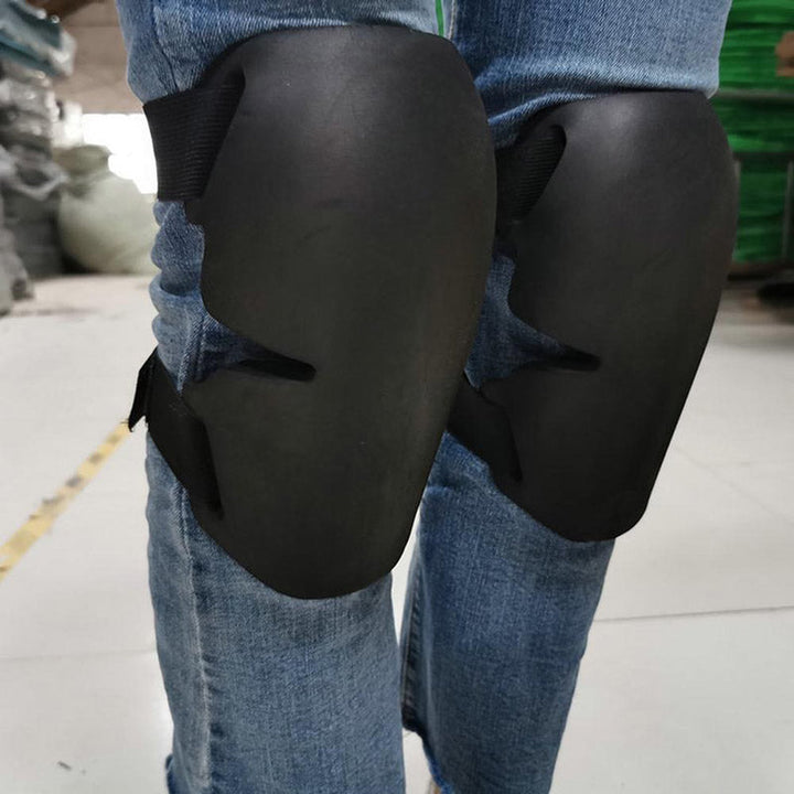 Close-up van comfortabele tuinkniebeschermers met verstelbare banden. Essentiële tuinaccessoires voor kniebescherming.