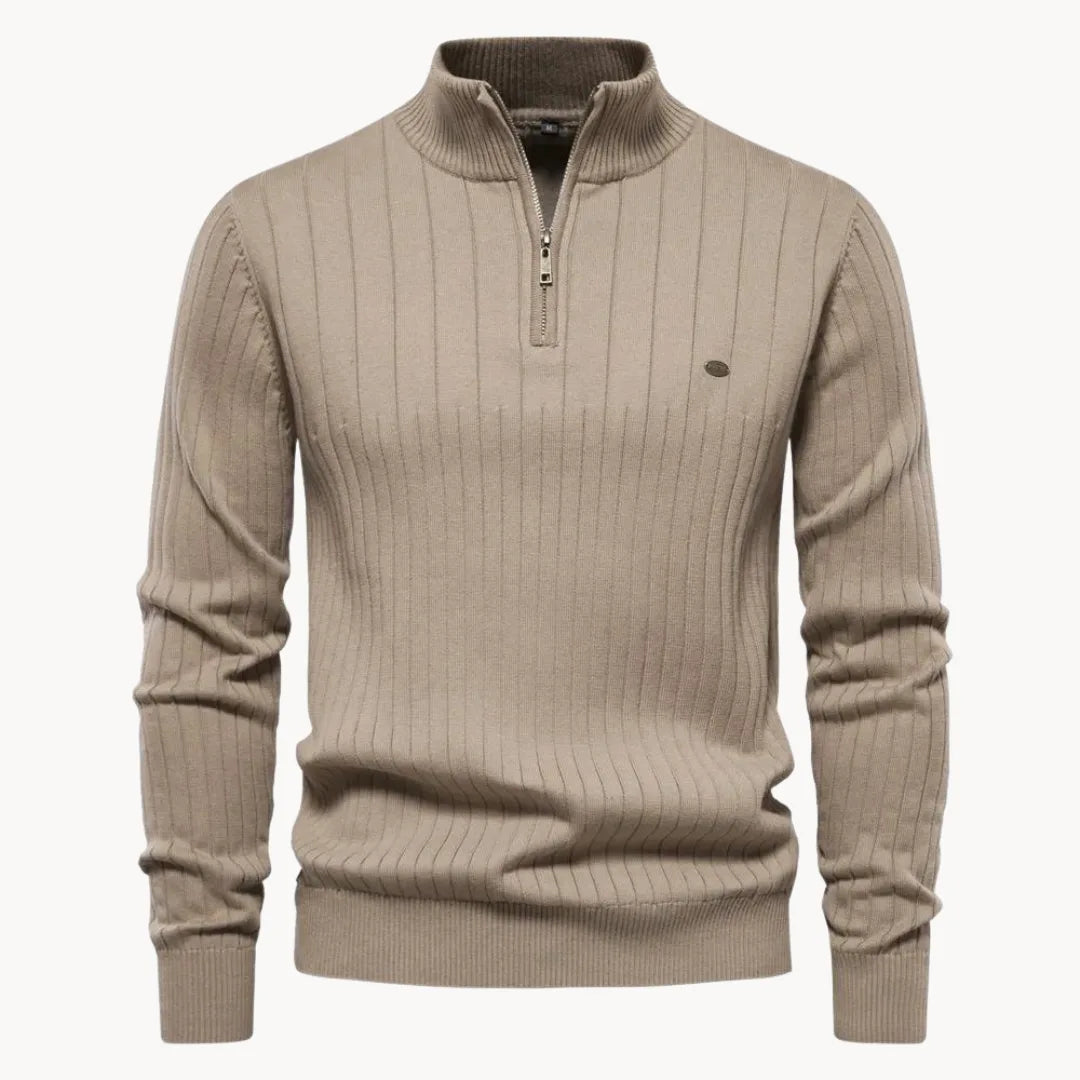 Vooraanzicht van een modieuze heren trui met kwart rits, ribstructuur en opstaande kraag, comfortabele herenkleding.