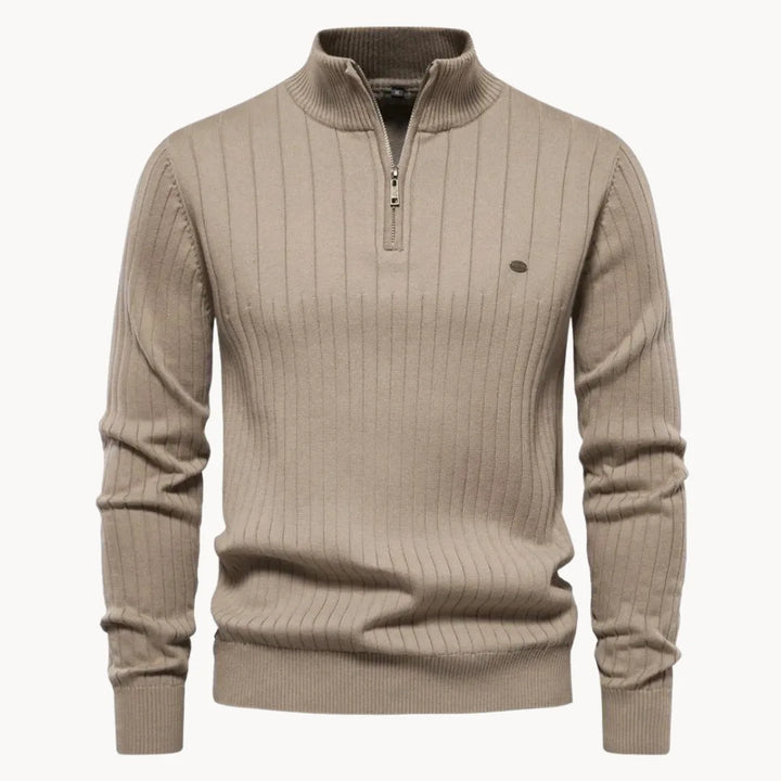 Vooraanzicht van een modieuze heren trui met kwart rits, ribstructuur en opstaande kraag, comfortabele herenkleding.