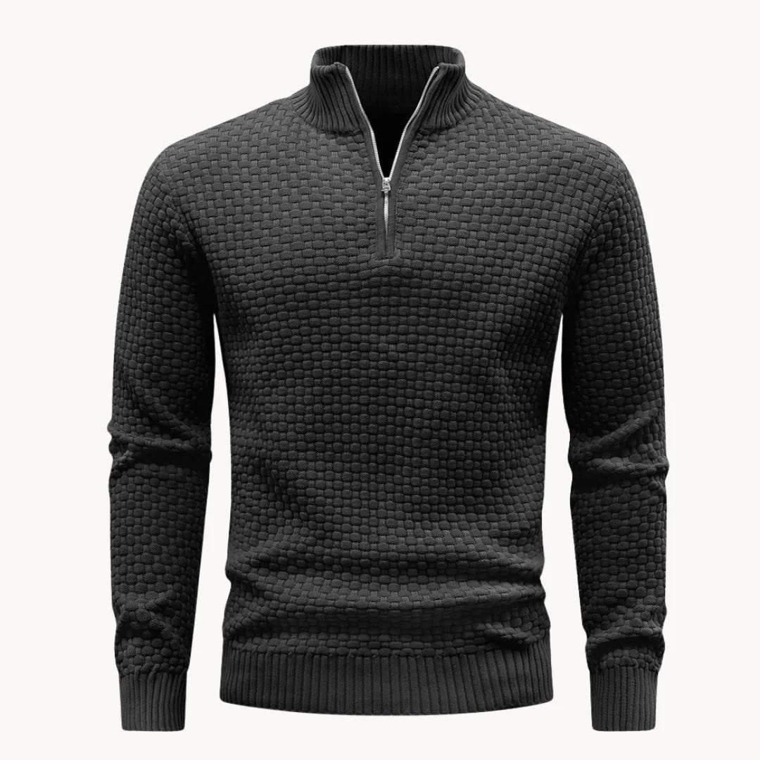 Model draagt casual heren trui met ritskraag, gebreid in een trendy honingraatpatroon.