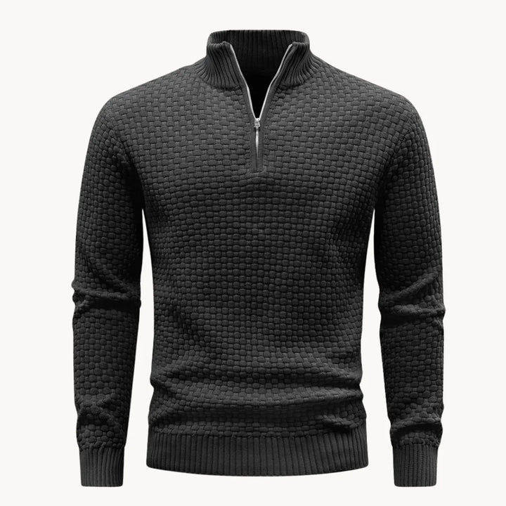 Model draagt casual heren trui met ritskraag, gebreid in een trendy honingraatpatroon.
