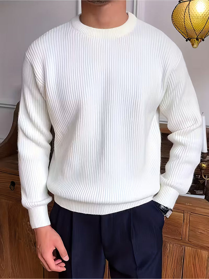 Dunne heren trui met ronde hals, ideaal als laagje voor extra warmte en stijl.