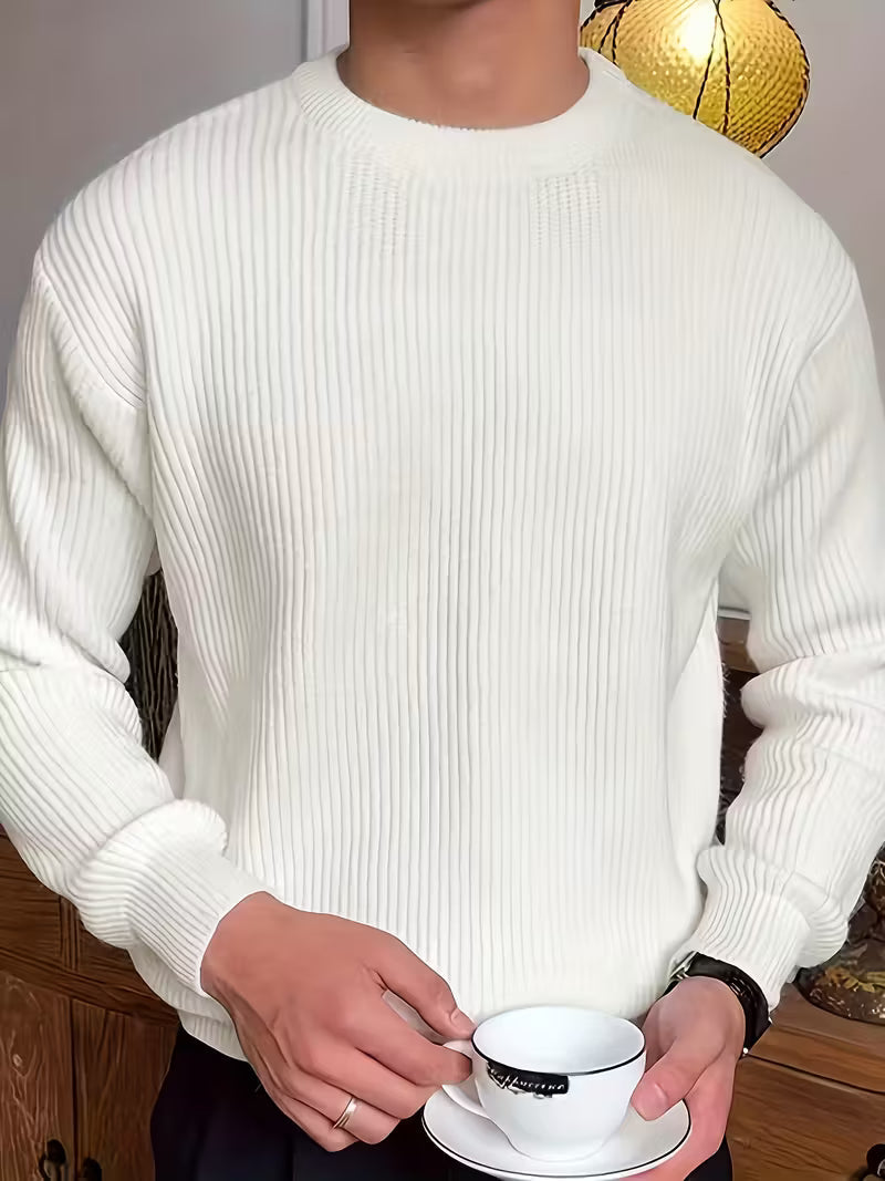 Zwarte heren trui met ronde hals, stijlvol en veelzijdig voor diverse casual outfits.