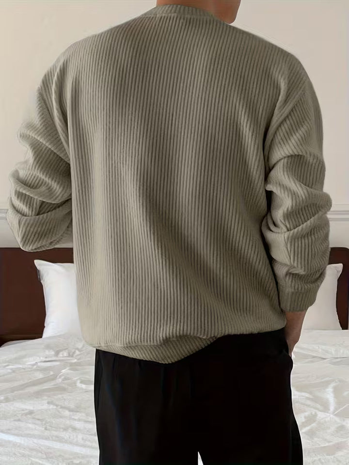 Heren trui met ronde hals, gecombineerd met jeans voor een comfortabele casual outfit.