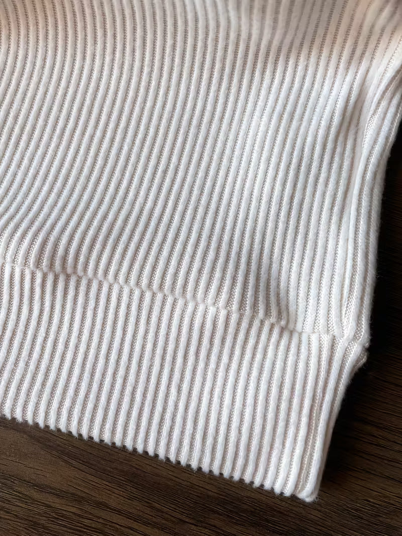 Beige heren trui met ronde hals, comfortabel en natuurlijk voor herfst en lente.