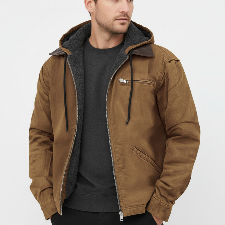 Gevoerde heren overgangsjas met capuchon; ideale bovenkleding voor mannen in voor- en najaar.