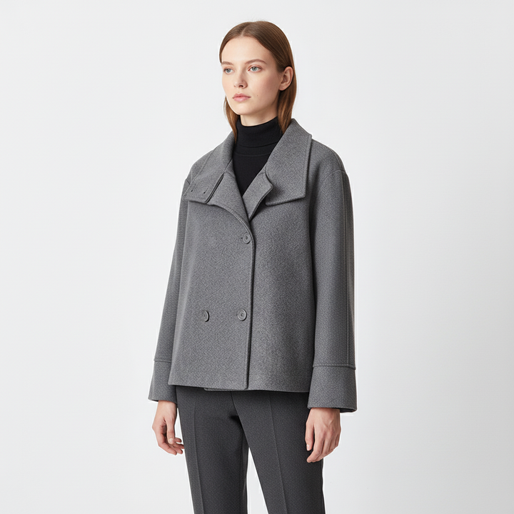 Elegante Audrey dames korte jas met dubbele rij knopen, gevoerd en warm voor koude dagen.