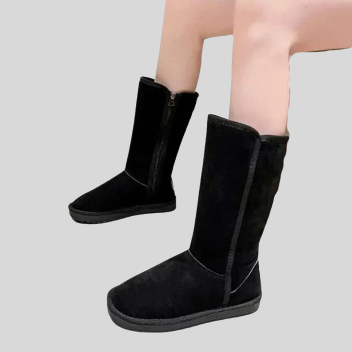 Stijlvolle zwarte enkellaars voor dames, Stella model. Comfortabel gevoerd met robuuste anti-slip zool voor winterweer.