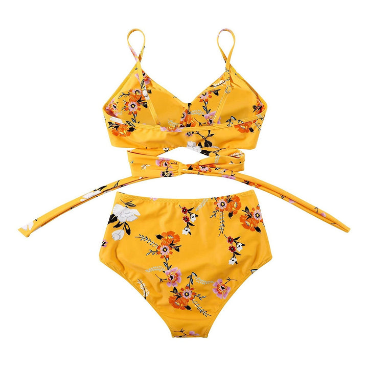 Stijlvolle high-waisted damesbikini in vrolijke kleuren. Trendy damesmode voor zomer en strand.