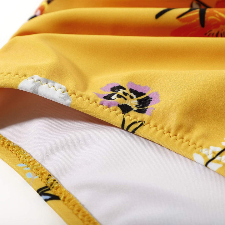 Model draagt levendige high-waisted bikini, comfortabele en modieuze dames badkleding.
