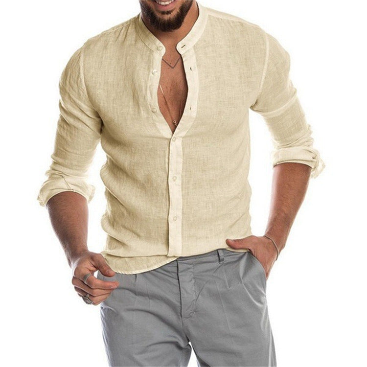 Man draagt trendy herenblouse met mandarin kraag. Comfortabel casual overhemd met lange mouwen voor een stijlvolle look.