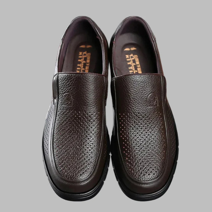Casual leren instapschoenen: Zwarte heren loafers met antislipzool, perfect voor zowel zakelijk als ontspannen gebruik.