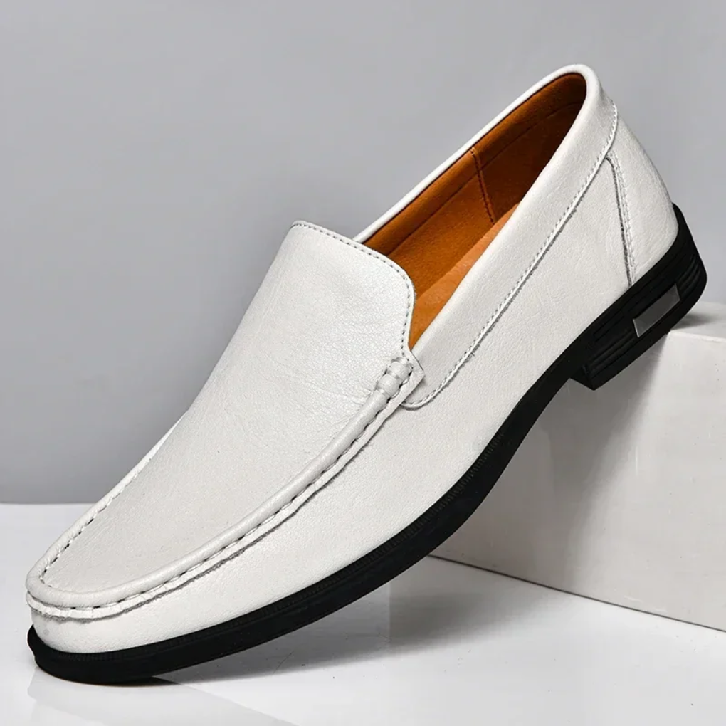 Zwarte leren heren mocassins, handgestikt. Tijdloze instappers voor casual of geklede look, comfortabel.