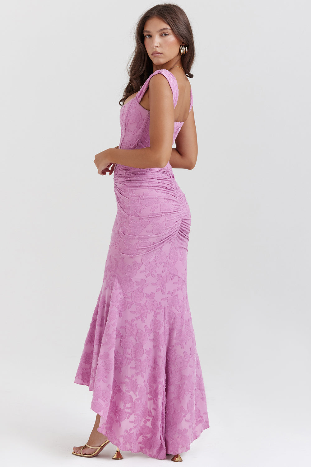 Dames schouderloze gerimpelde maxi avondjurk. Chique en elegant voor speciale gelegenheden.