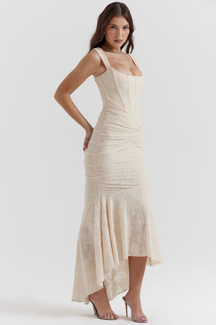 Elegante dames feestjurk, gerimpelde schouderloze avondjurk. Chique en veelzijdig.