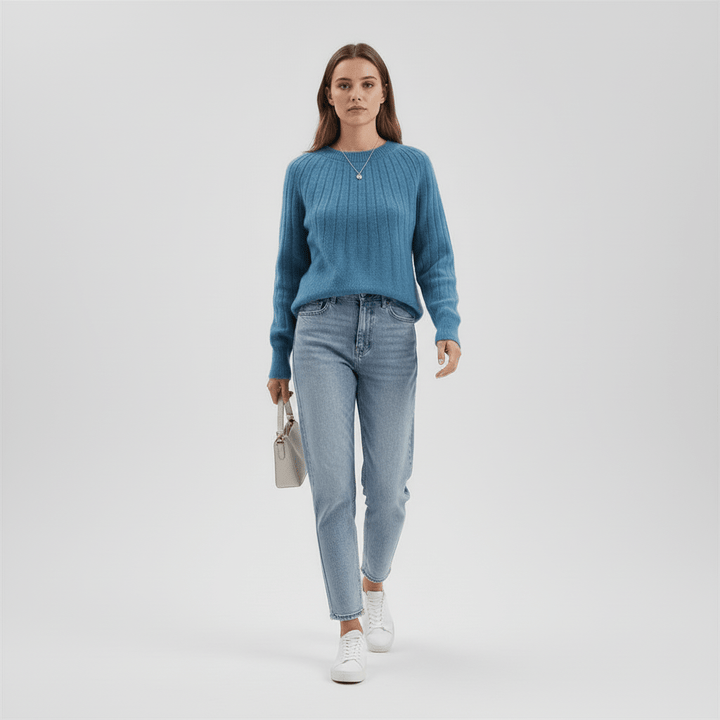 Witte dames trui met ribbels en lange mouwen, veelzijdig en warm voor koudere dagen.