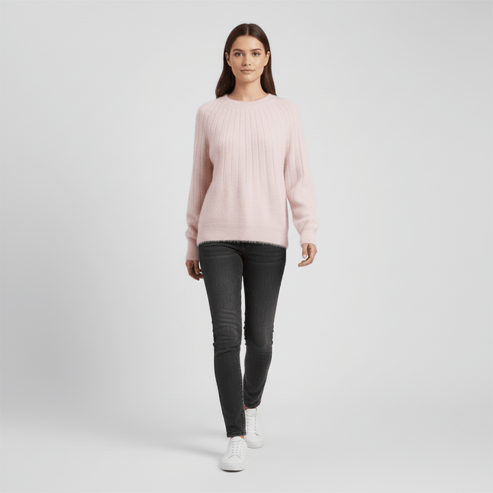 Modieuze grijze geribde damestrui, comfortabel gebreid met lange mouwen, ideale winterkleding.