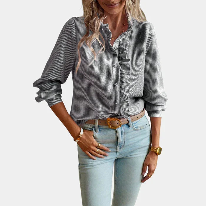 Elegante knoopsluiting op comfortabele gestreepte damesblouse met ruches, een must-have voor damesmode.