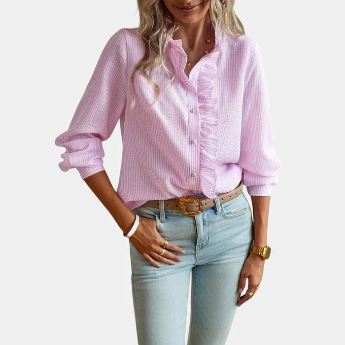Close-up van ruches en gestreepte stof op een elegante damesblouse, veelzijdig voor casual en zakelijk gebruik.