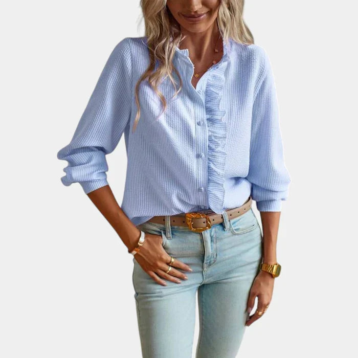 Stijlvolle gestreepte damesblouse met ruches en elegante knoopsluiting. Perfect voor zomer en lente fashion.