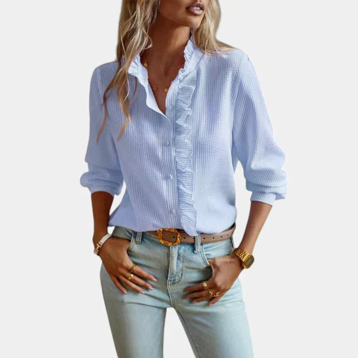 Veelzijdige gestreepte damesblouse met ruches en knoopsluiting, geschikt voor zowel casual als zakelijk.