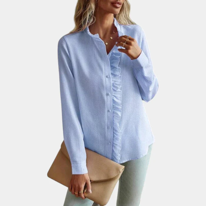 Comfortabele zomer- en lente fashion: gestreepte damesblouse met ruches en elegante knoopsluiting.