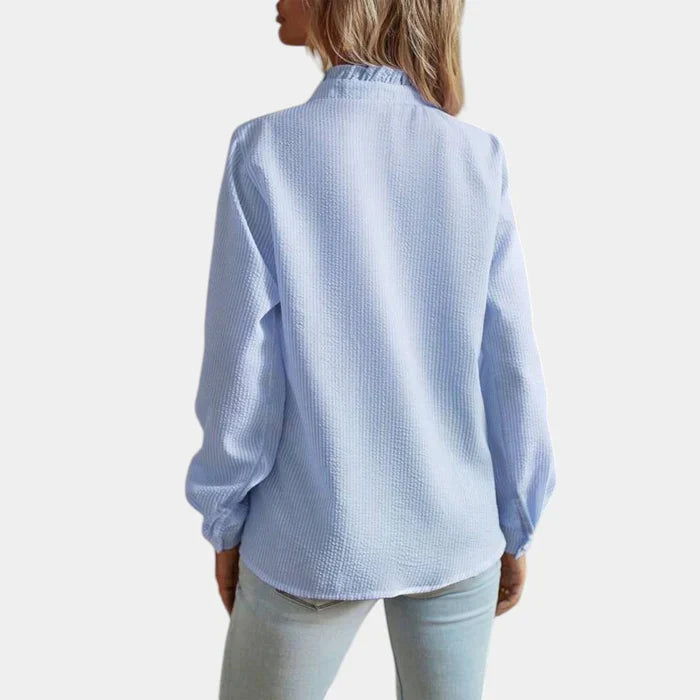 Stijlvolle en comfortabele gestreepte damesblouse met elegante ruches en knoopsluiting, veelzijdige lente fashion.