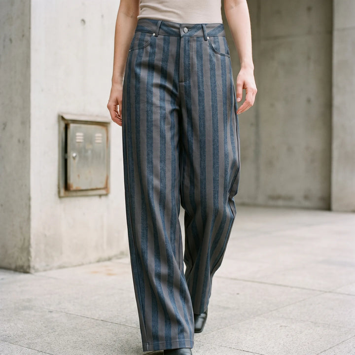 Dames gestreepte high waist wide leg jeans. Comfortabele lange broek met verticale strepen, ideaal voor een casual stijl.