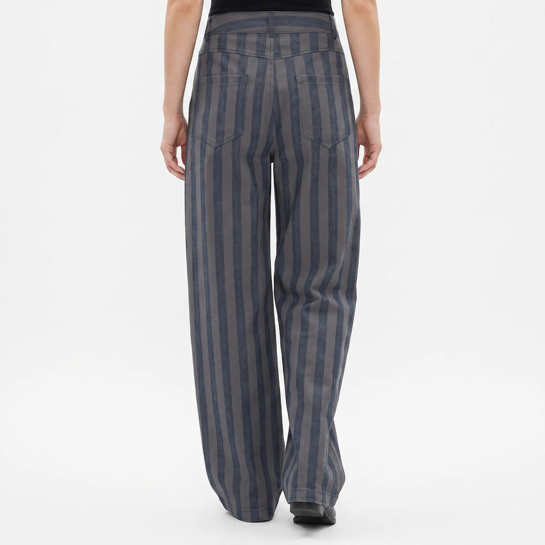 Stijlvolle dames wide leg jeans met hoge taille en verticale strepen. Trendy en comfortabele gestreepte spijkerbroek.