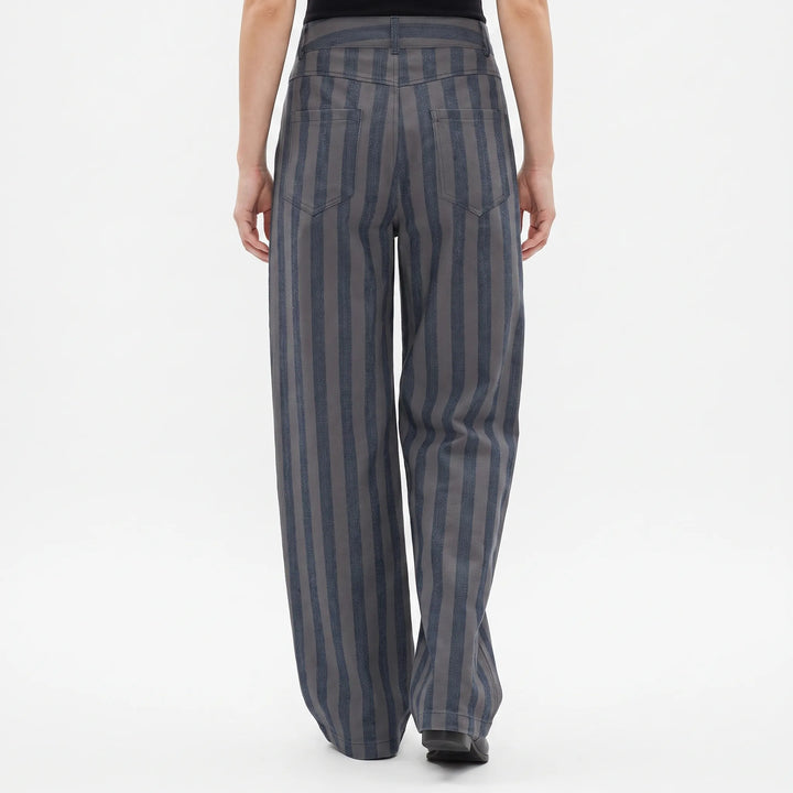 Stijlvolle dames wide leg jeans met hoge taille en verticale strepen. Trendy en comfortabele gestreepte spijkerbroek.