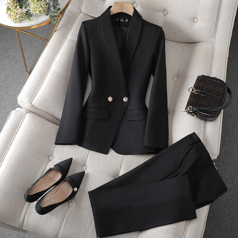 Modieuze donkerrode dames blazer en broek set. Getailleerd & klassiek, ideaal als complete outfit voor werk of feest.