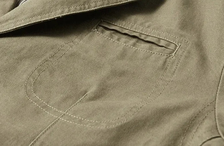 Moderne heren blazer getailleerd met elegante reverskraag en functionele zakken, perfecte herenkleding.