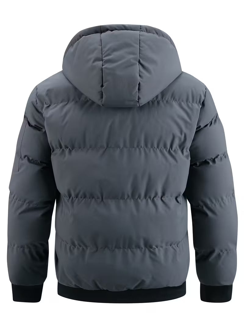 Moderne grijze gewatteerde heren parka, heuplengte, met capuchon en warme fleece voering voor dagelijks gebruik.