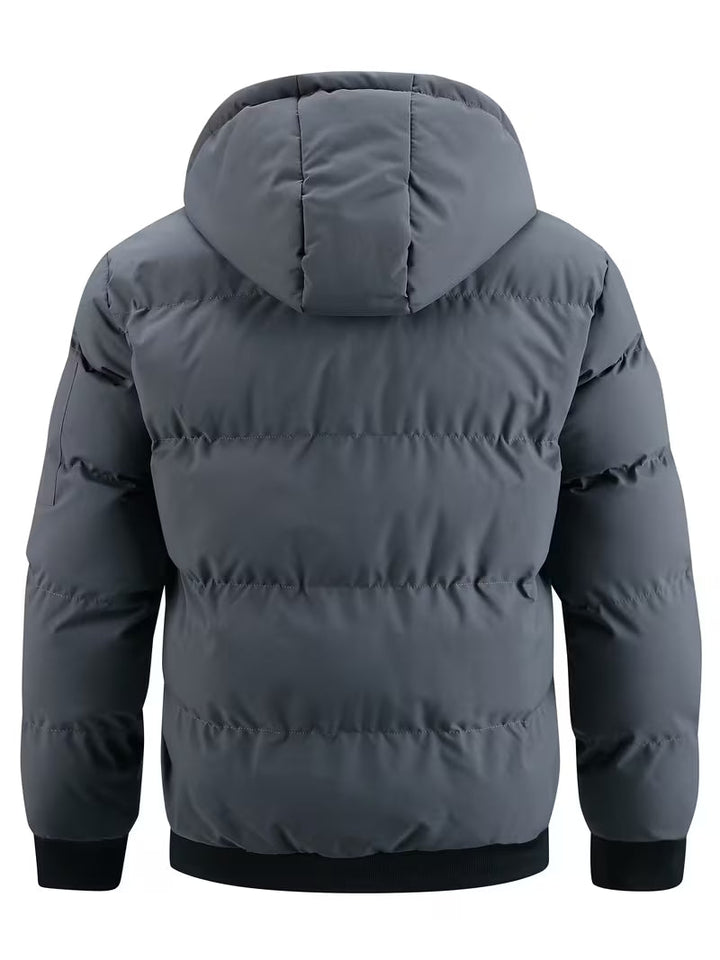 Moderne grijze gewatteerde heren parka, heuplengte, met capuchon en warme fleece voering voor dagelijks gebruik.