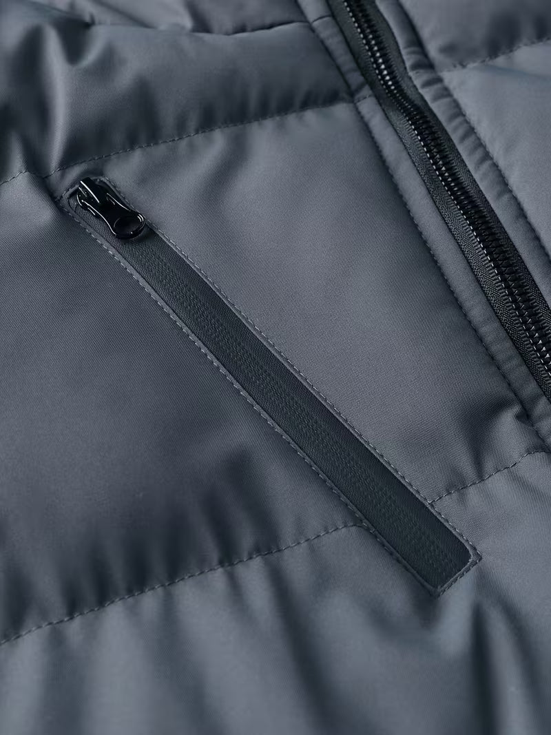 Achteraanzicht grijze gewatteerde heren parka met capuchon en warme fleece voering, perfect voor koud weer.