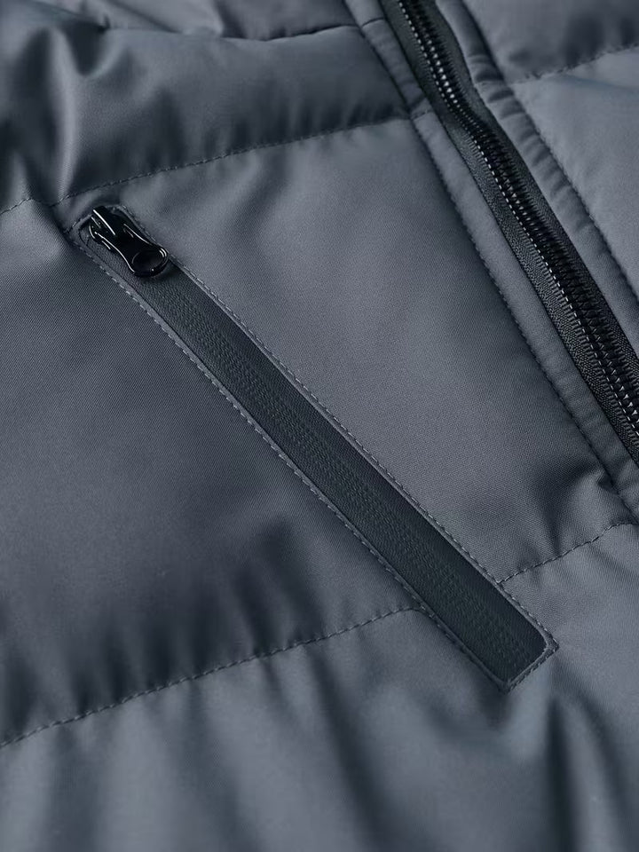 Achteraanzicht grijze gewatteerde heren parka met capuchon en warme fleece voering, perfect voor koud weer.