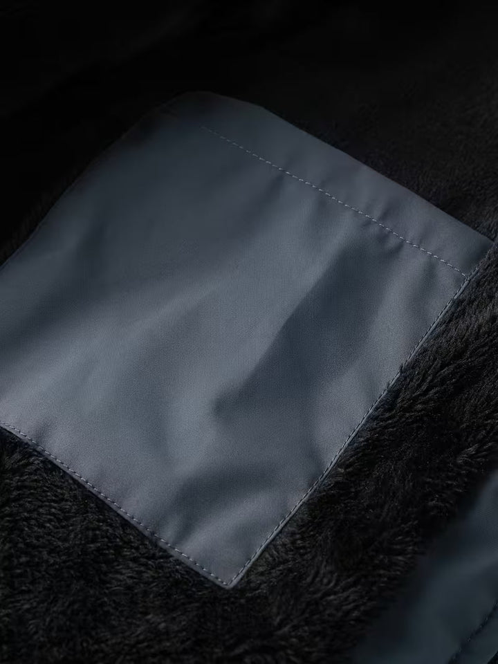 Stijlvolle heuplengte grijze heren parka, gewatteerd, met capuchon en comfortabele fleece voering.