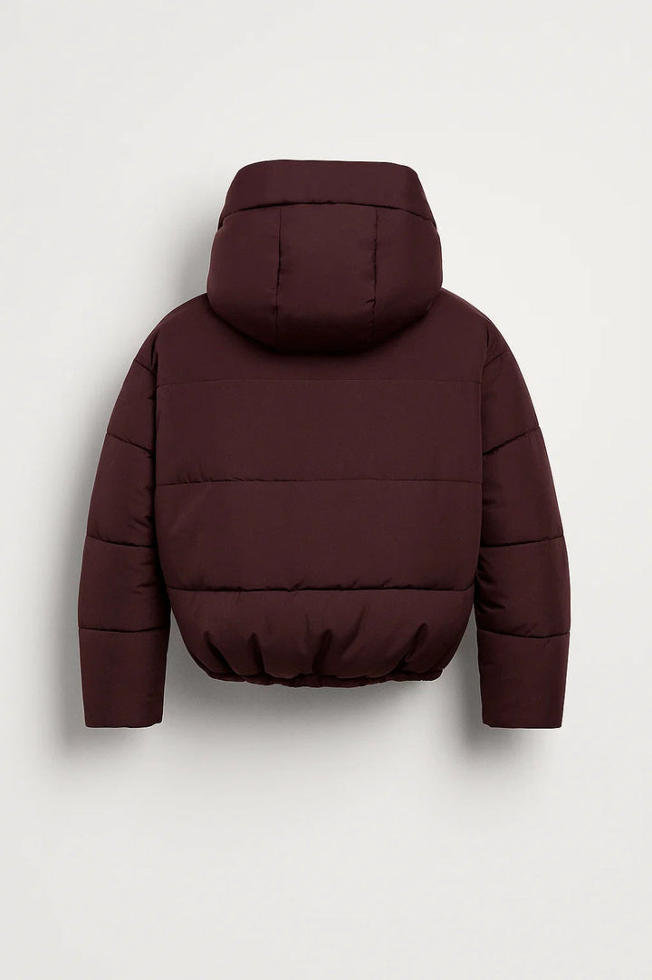 Modieuze bordeaux gewatteerde jas voor dames, een korte warme puffer met comfortabele capuchon.