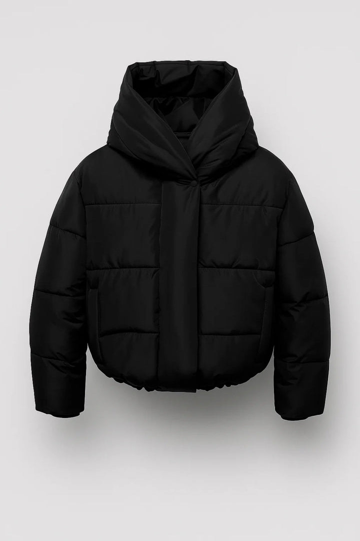 Stijlvolle korte dames pufferjas met warme vulling en praktische brede capuchon, perfect voor koude dagen.