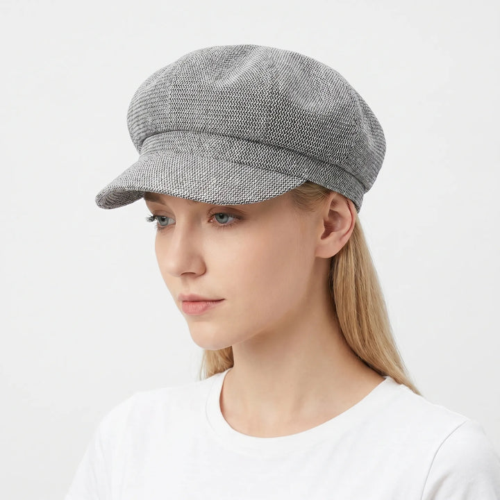 Close-up van een fijngeweven damesbaret, ideaal als luchtige zonnehoed en modieuze zomeraccessoire.