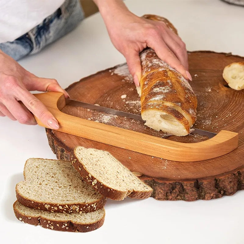 Scherp professioneel keukenmes van RVS met golfsnede. Essentieel snijgereedschap voor brood & bakproducten.