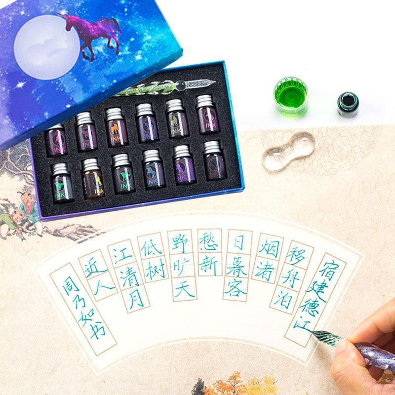 Artistieke glazen pen & inktpotjes, essentieel tekenmateriaal voor kalligrafie en creativiteit.