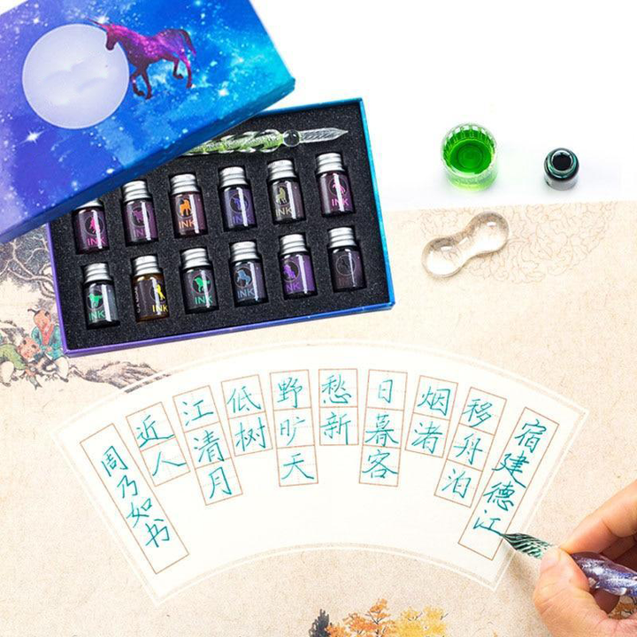 Artistieke glazen pen & inktpotjes, essentieel tekenmateriaal voor kalligrafie en creativiteit.