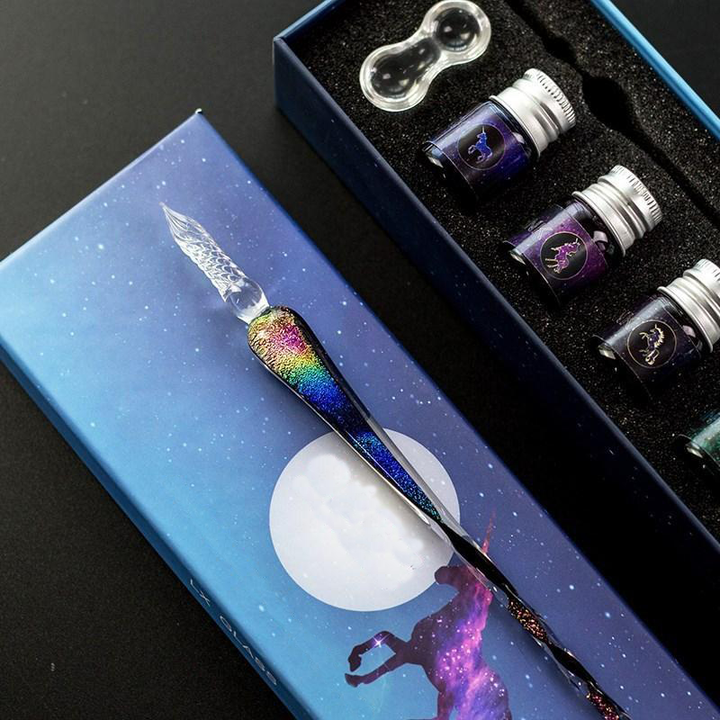 Luxe glazen pennenset voor kalligrafie, inclusief diverse inktkleuren, perfect als creatief cadeau.