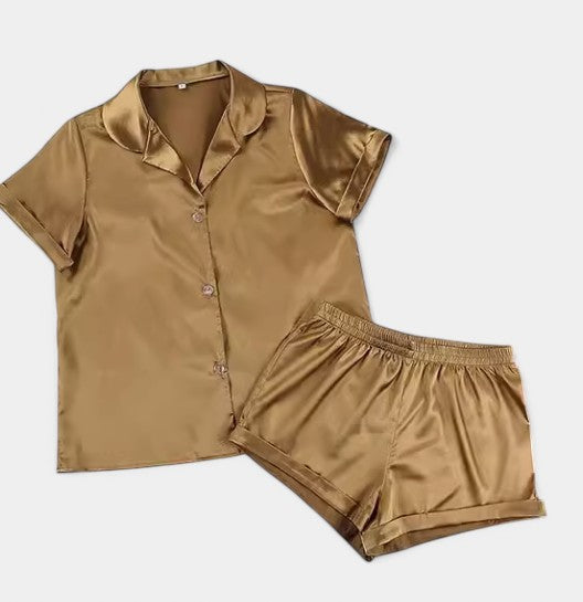 Hoogwaardige satijnen dames pyjama met tropisch patroon, perfecte bies en pasvorm.