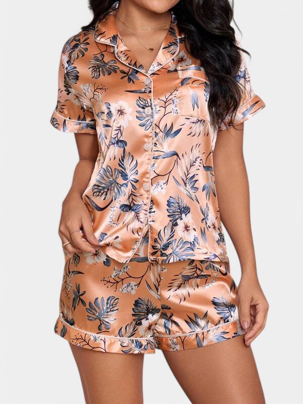 Comfortabele satijnen dames pyjamaset, tropische print voor zomeravonden, met bies.