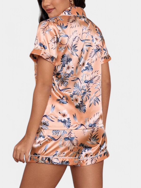Chic en zacht: dames satijnen pyjama met tropische print, korte mouwen en verfijnde bies.